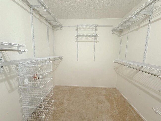 Building Photo - 2631 Oak Meadow Dr