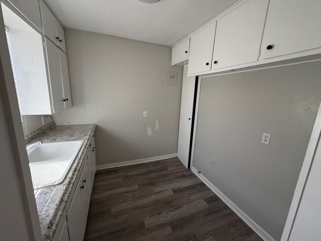 Building Photo - Large 3/2/2