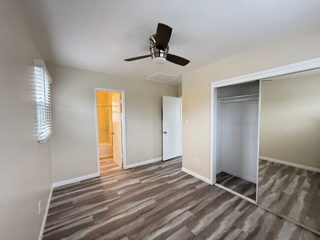 Building Photo - Charming, Refreshed Pacific Beach 1-Bedroo...