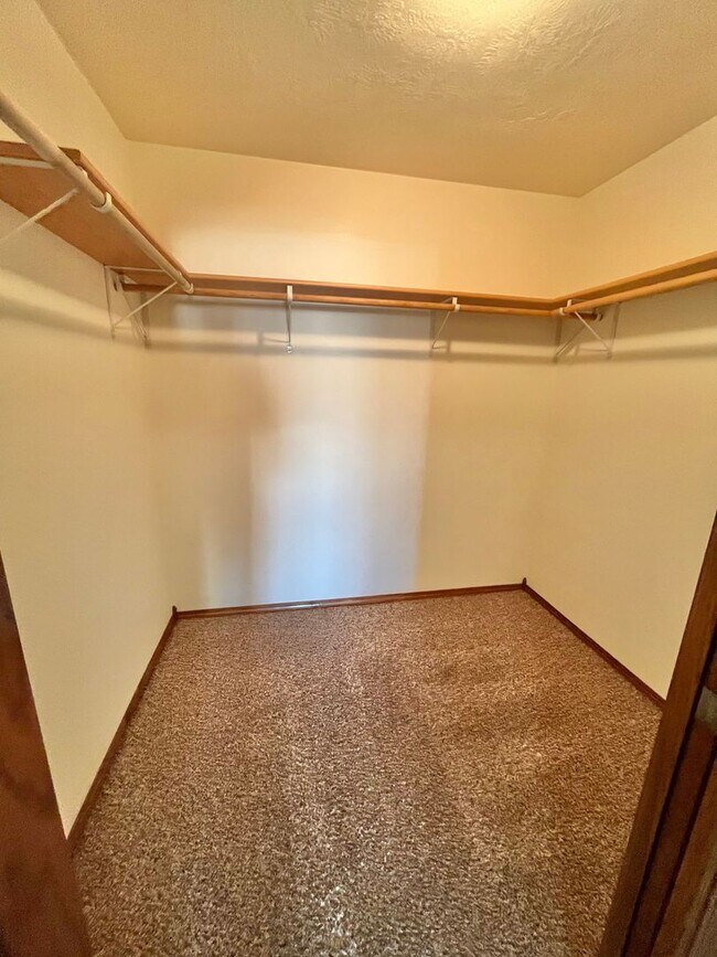 Building Photo - Spacious 4 Bed/3 Bath Twinhome in Brandon!