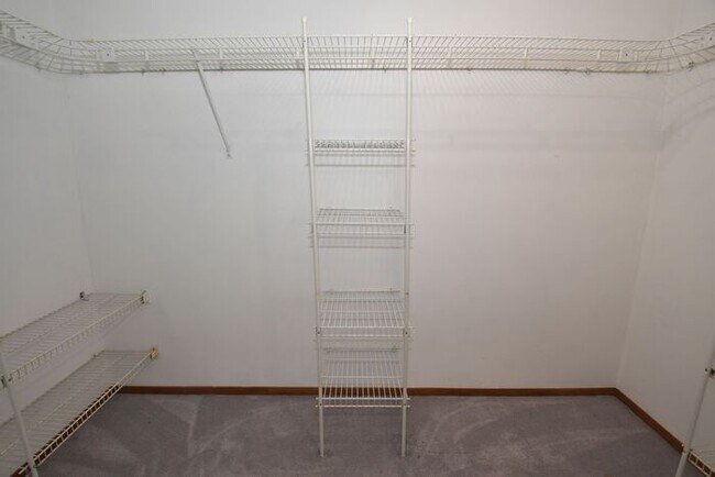 Building Photo - Mishawaka 4 bedroom with a Primary suite a...