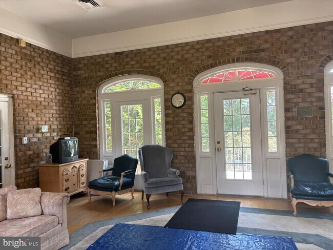 Building Photo - 3115 Patrick Henry Dr