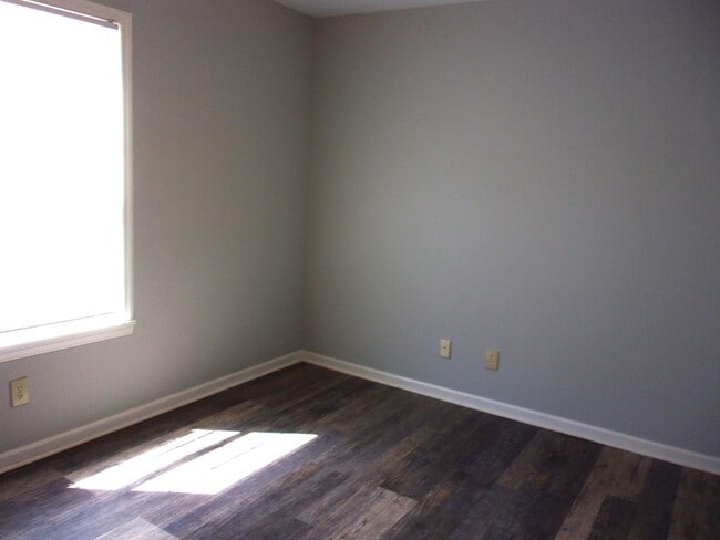 Building Photo - Ground Floor 2 Bedroom 2 Bath Condo in Farmington Hills