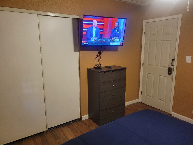 Building Photo - 405 Leonard Ave