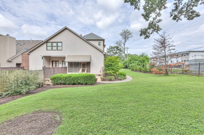 Building Photo - Stunning Executive Townhome in the Heart o...
