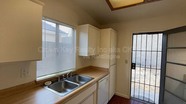 Building Photo - 435 Hawthorne Dr