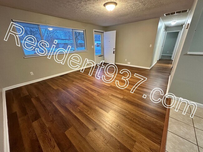 Building Photo - 3 Bed 2 bath Home