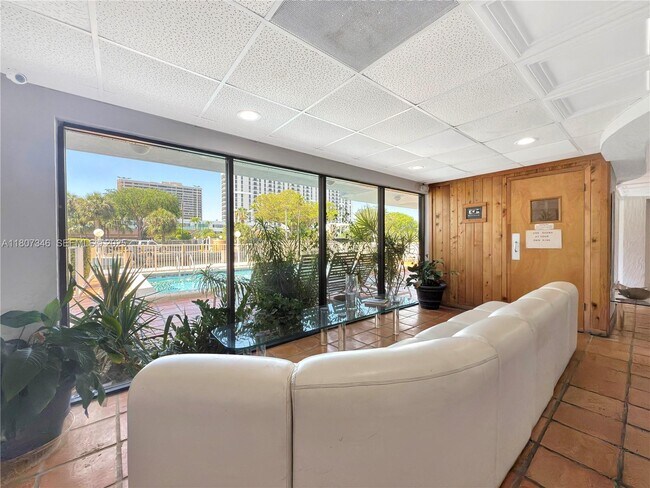 Building Photo - 1650 NE 115th St