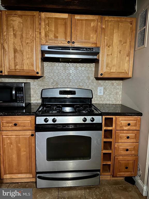 Building Photo - 623 S American St