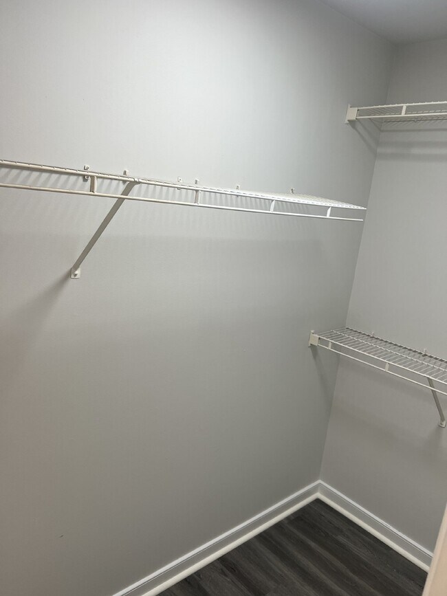 Building Photo - Spacious 6-Bedroom Home with 3 Bathrooms i...
