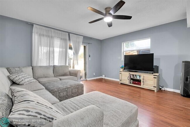 Building Photo - 447 Sunshine Dr