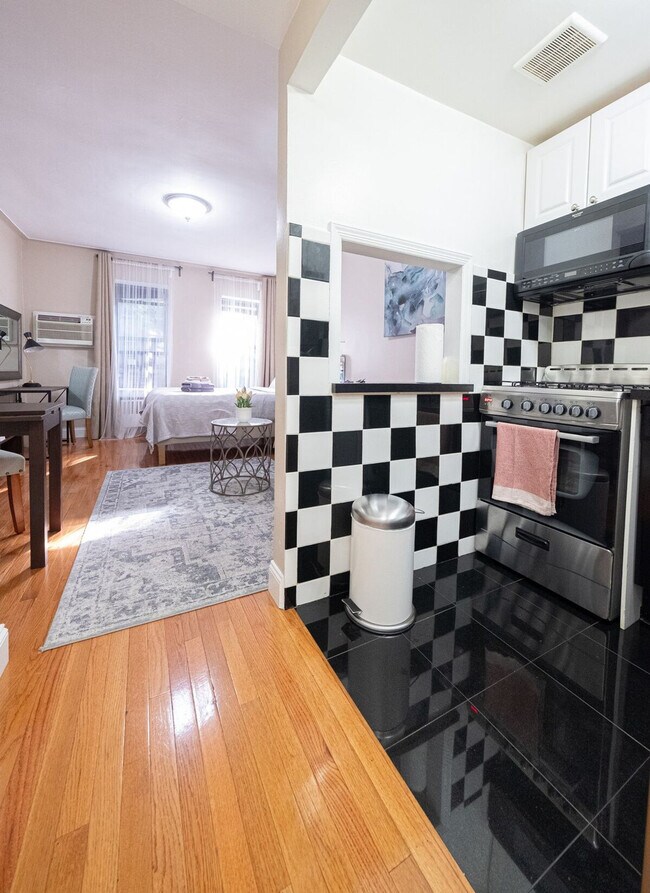 Building Photo - 328 E 74th St