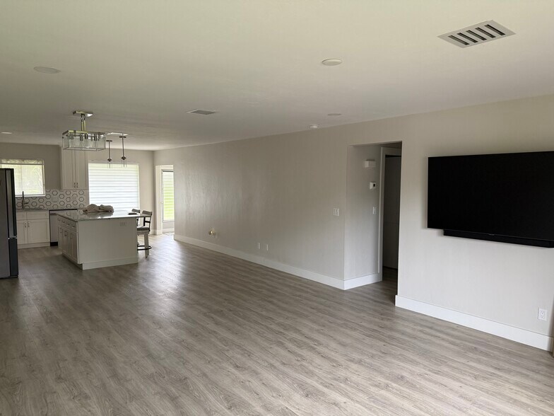 Building Photo - 781 Palm View Dr