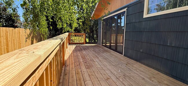 Building Photo - Well-cared-for home with strong curb appeal and quality updates in Southeast Portland.