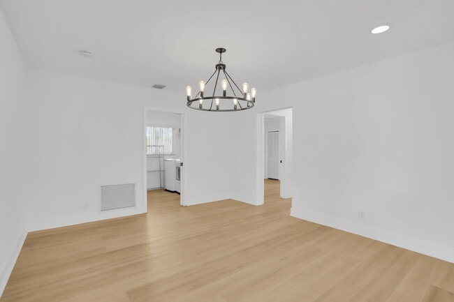 Building Photo - 905 Sunset Rd