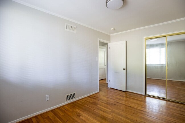 Building Photo - Charming 2BR Condo in Greensboro