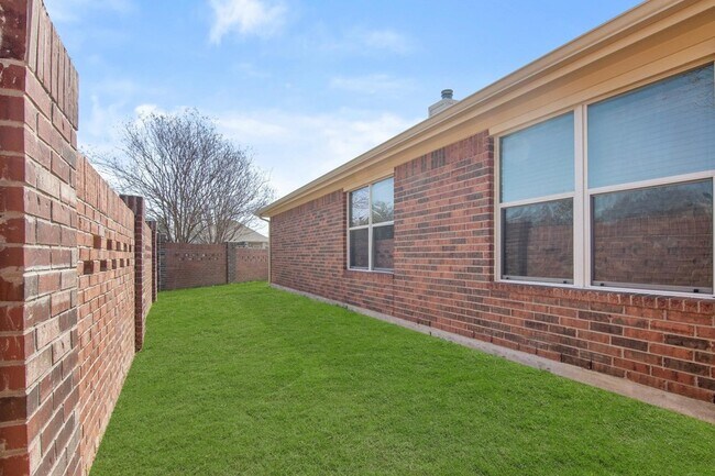 Building Photo - 702 Bent Wood Pl