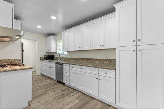 Building Photo - Beautiful Updated Santa Clarita Home | Large Backyard | Attached 2-Car Garage