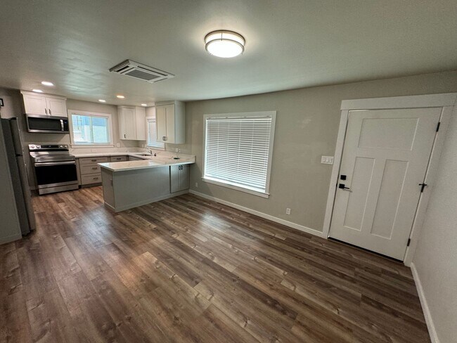 Building Photo - NICE 2 BED 1 BATH IN GREAT LOCATION IN AUBUN!