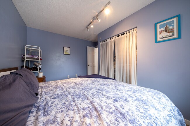 Building Photo - 3477 Pilgrim Ln N