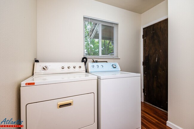 Building Photo - Pueblo De Los Gatos | Garage | Desirable L...