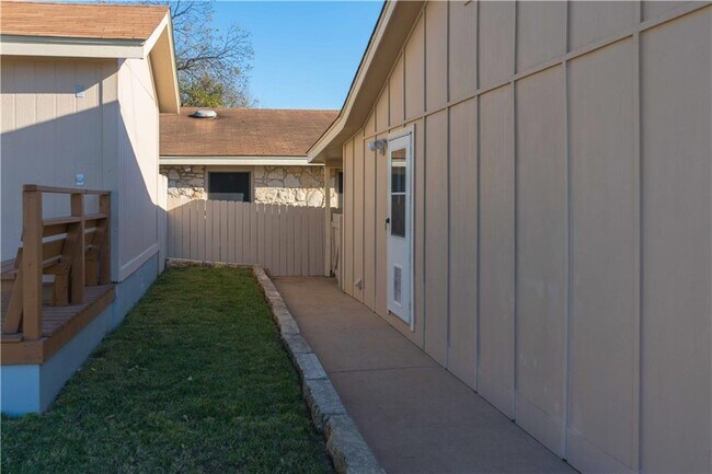 Building Photo - 2200 Santa Maria St