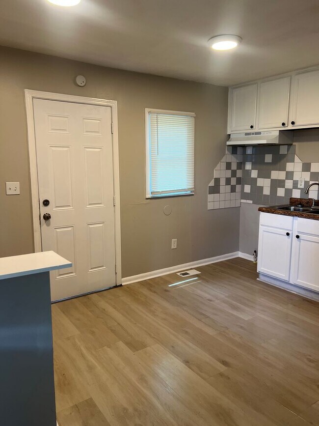 Building Photo - A beautiful newly renovated 3 Bed, 1 full ...