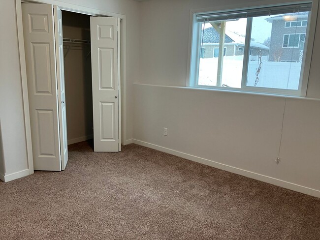 Building Photo - 4 Bed 3 Bath