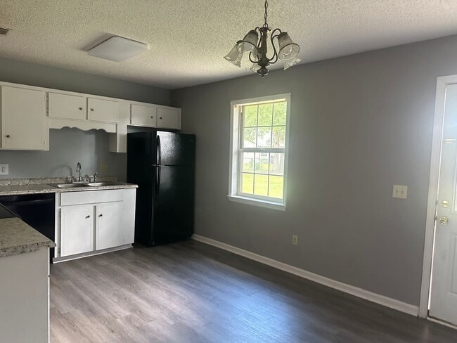 Building Photo - HUGE SPRING MOVE-IN SPECIAL AND RATE DROP ...
