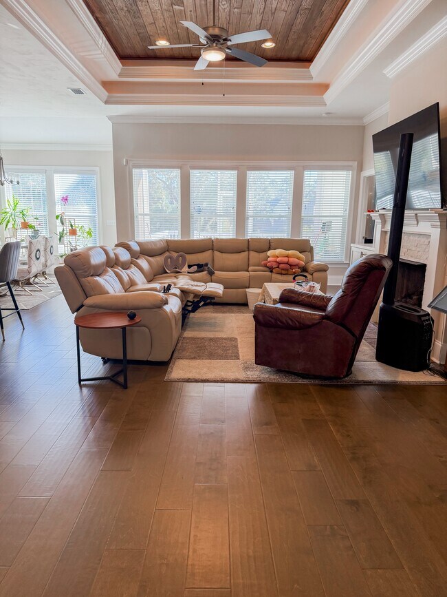 Building Photo - 5742 Vlg Rdg Ln