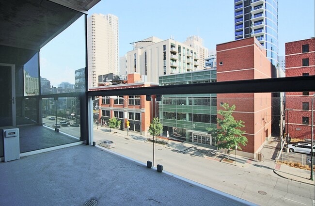 Building Photo - 834 N La Salle St