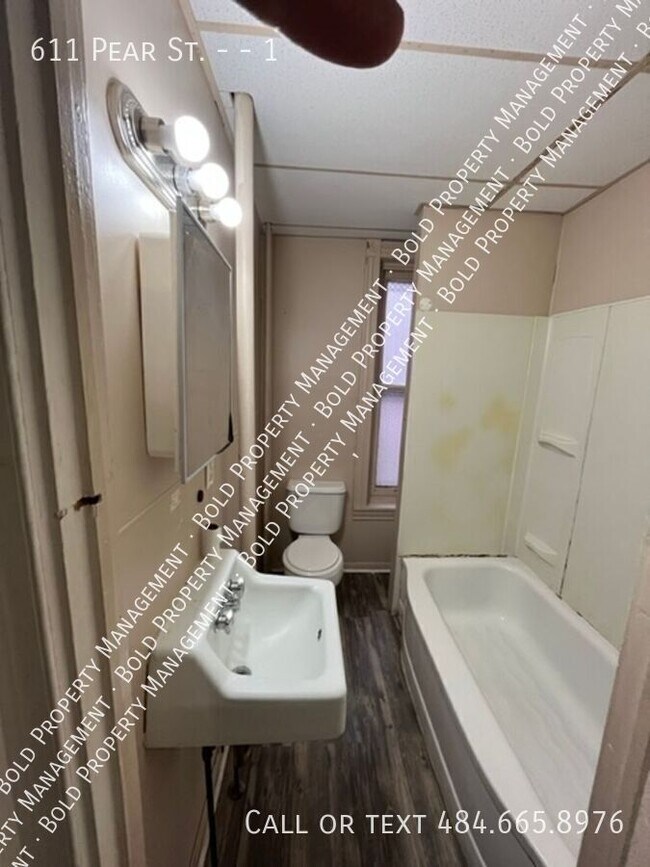 Building Photo - 611 Pear St