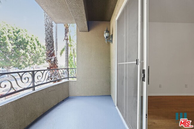 Building Photo - 1561 S Barrington Ave