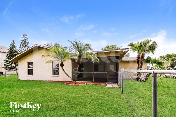 Building Photo - 1128 SW 11th Ct