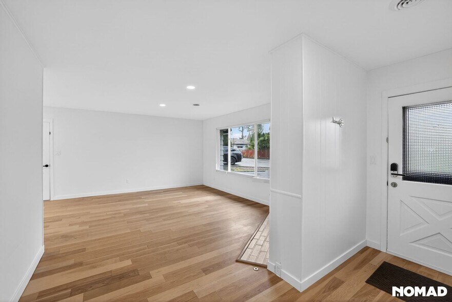 Building Photo - 375 SW Devon Ln