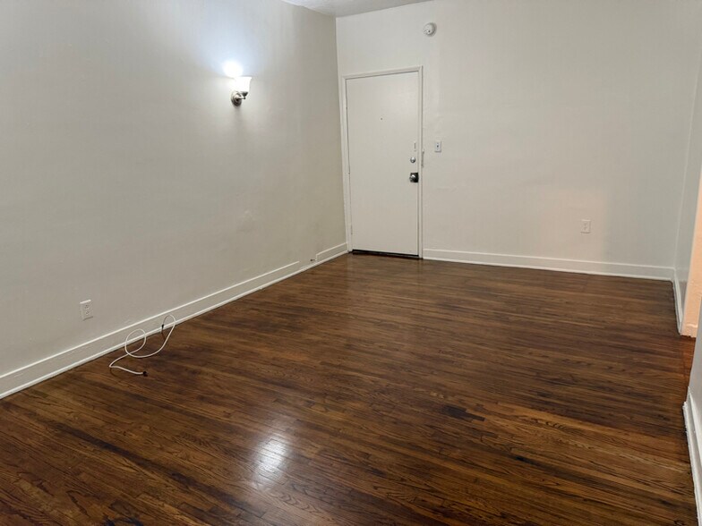 Building Photo - 636 N Plymouth Blvd