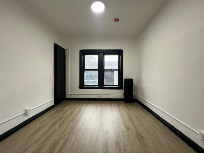 Building Photo - 1411 Roycroft Ave