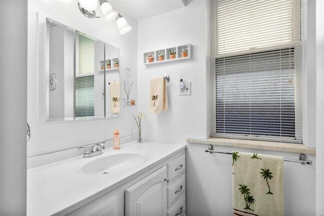 Building Photo - Fantastic 3bd/1.5ba home! Coming soon!