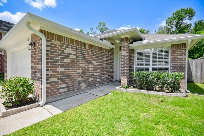 Building Photo - 27077 Crown Chase Dr