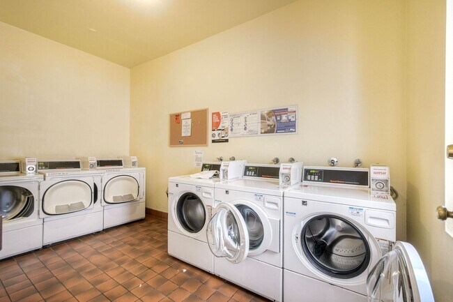 Building Photo - La Jolla Pines- Top Level 2 Bed/2 Ba Available Now!!