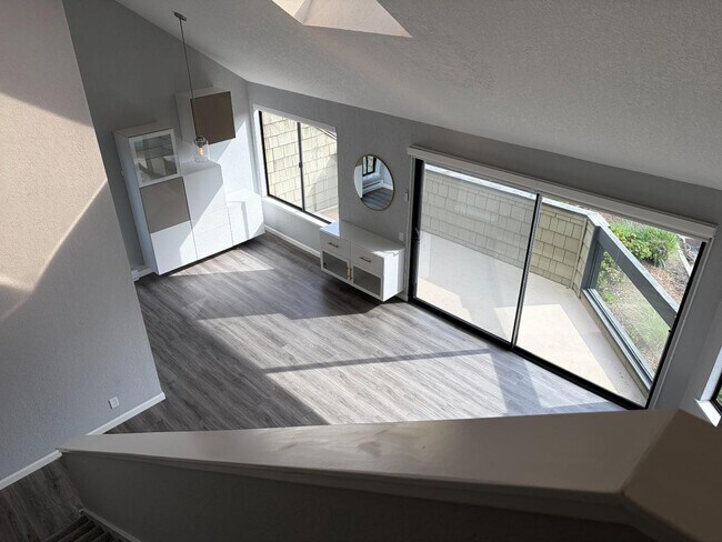 Building Photo - 1157 Shoreline Dr