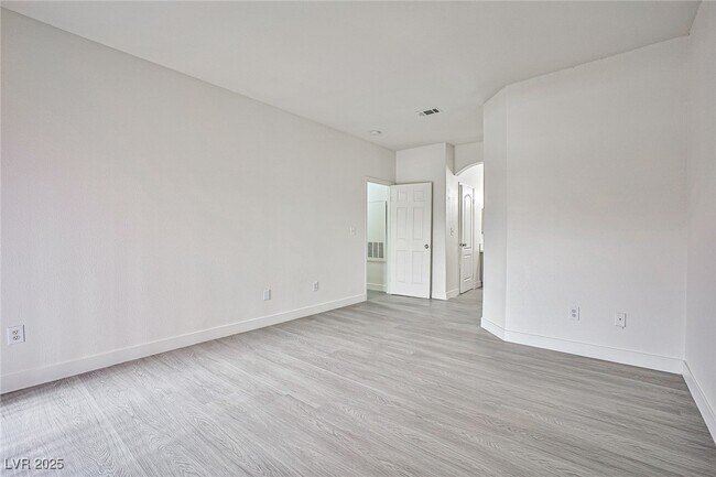 Building Photo - 5525 W Flamingo Rd