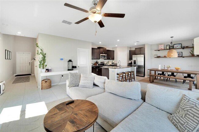 Building Photo - 403 Royal Empress Dr