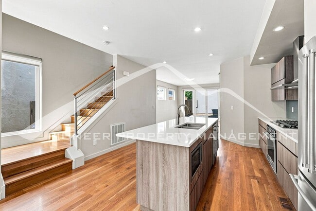 Building Photo - 3625 Mariposa St