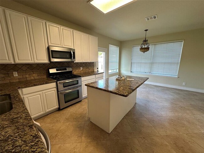 Building Photo - 5703 Saragosa Dr