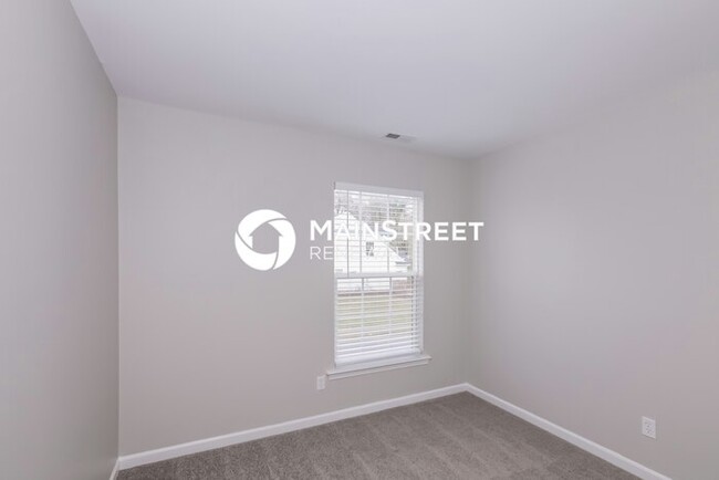 Building Photo - 2417 Sawyer Dr