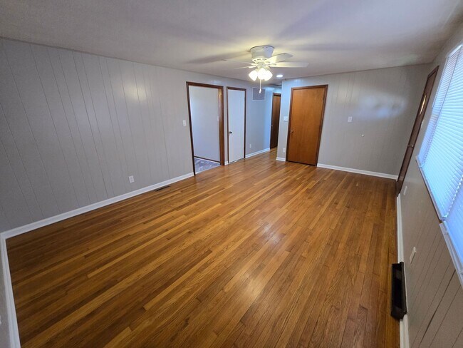 Building Photo - 3-4 bedroom ranch with attached garage, fe...