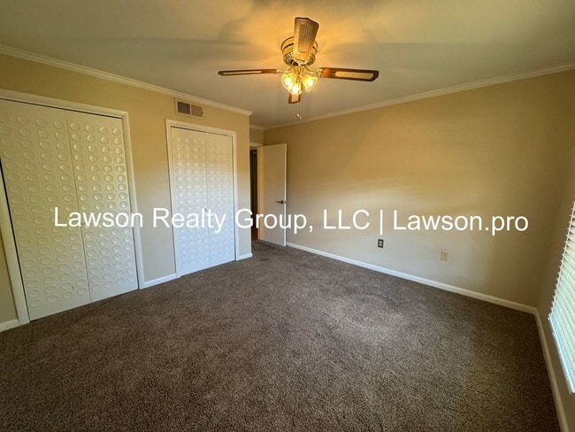 Building Photo - Two Bedroom Condo w/ Updated Kitchen in Hu...