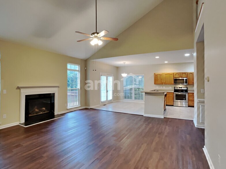 Building Photo - 20320 Southshore Dr