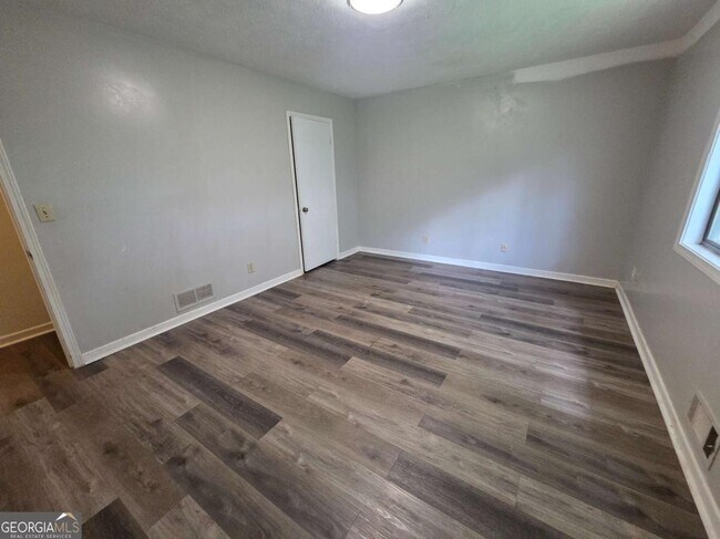 Building Photo - 5034 Cherokee Ct
